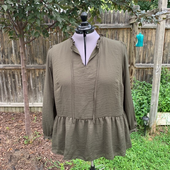 Super Cute Peplum Top by LOFT PLUS - 18W - Picture 2 of 5